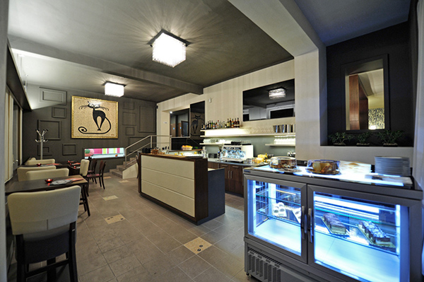 the cat cafe