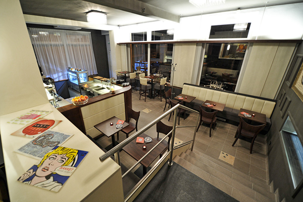 the cat cafe